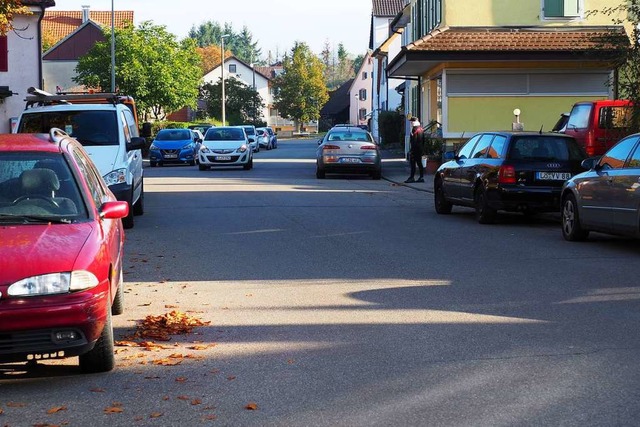 Parkbuchten auch auf der Rottra-Strae...not im Zentrum von Kirchen verstrken.  | Foto: Herbert Frey