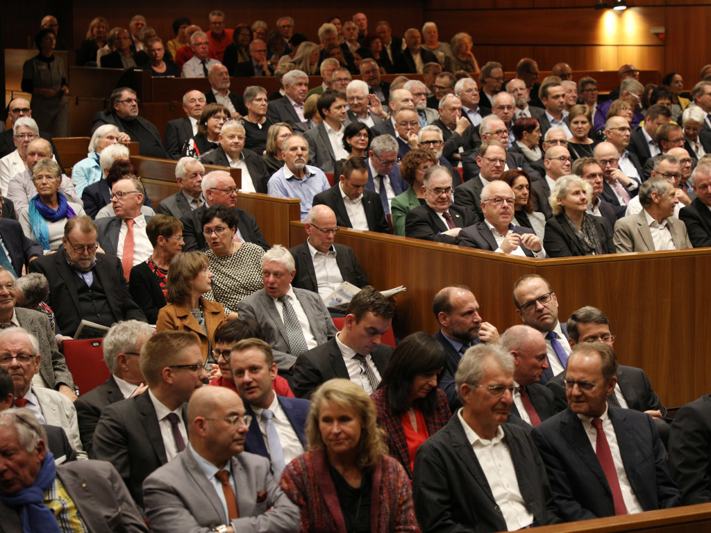 Zahlreiche Gste aus Politik, Wirtschaft, Gesellschaft und Kultur sind zum offiziellen Abschied von OB Mller ins Lahrer Parktheater gekommen.