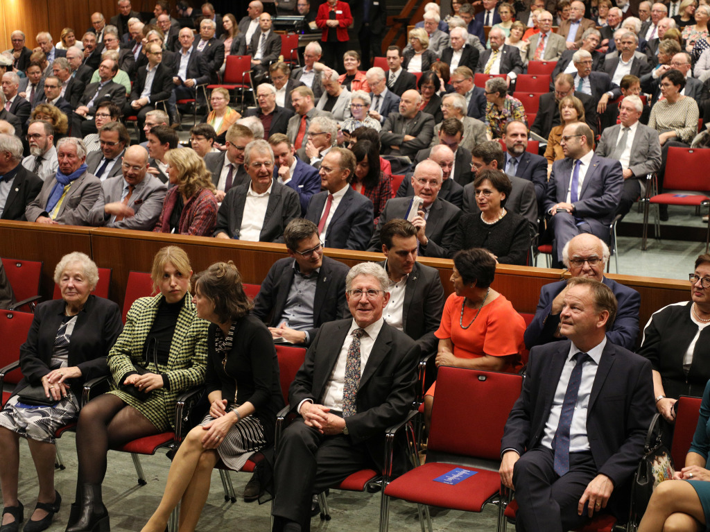 Zahlreiche Gste aus Politik, Wirtschaft, Gesellschaft und Kultur sind zum offiziellen Abschied von OB Mller ins Lahrer Parktheater gekommen.