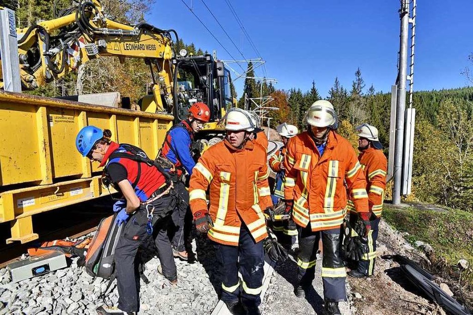 Katastrophenübung Bahn: Schwerverletztes Opfer muss mit großem Energieaufwand unter dem verunglückten Bagger geborgen werden. (Foto: Philippe Thines) Katastrophenübung Bahn: Schwerverletztes Opfer muss mit großem Energieaufwand unter dem verunglückten Bagger geborgen werden. (Foto: Philippe Thines)