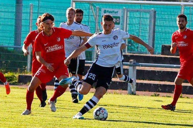 Teningens Niklas Fro (am Ball) hatte ...Spri am Samstag einen schweren Stand.  | Foto: lukas Karrer