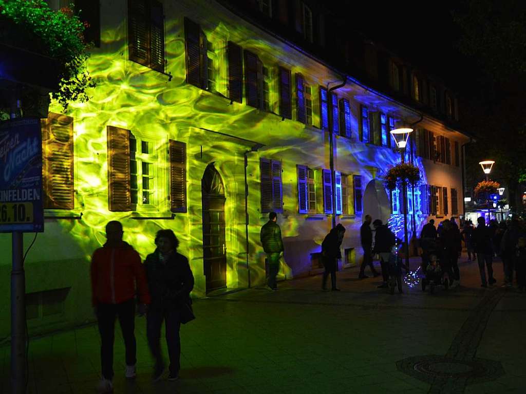 Der Lichtereinkaufsabend begann bereits bei Tageslicht. Deshalb gab es nicht nur Lichter, sondern auch Kunst, Musik und Tanz sowie eine Luftballonaktion.