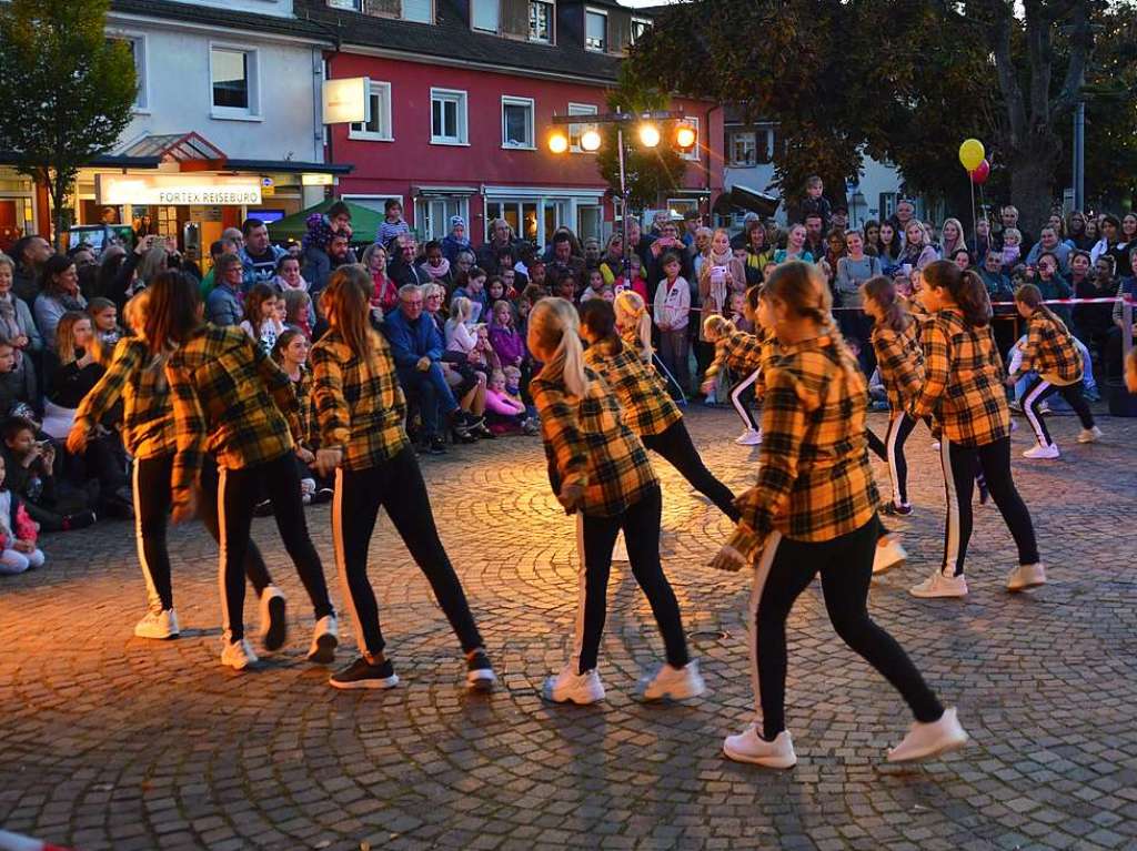 Der Lichtereinkaufsabend begann bereits bei Tageslicht. Deshalb gab es nicht nur Lichter, sondern auch Kunst, Musik und Tanz sowie eine Luftballonaktion.