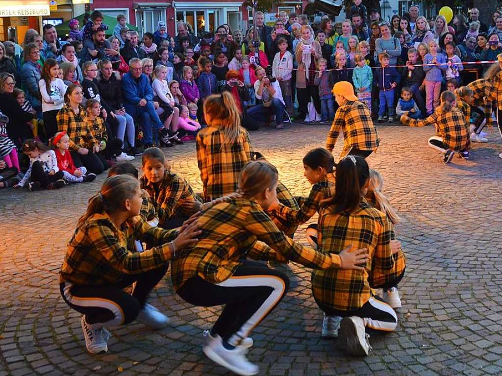 Der Lichtereinkaufsabend begann bereits bei Tageslicht. Deshalb gab es nicht nur Lichter, sondern auch Kunst, Musik und Tanz sowie eine Luftballonaktion.