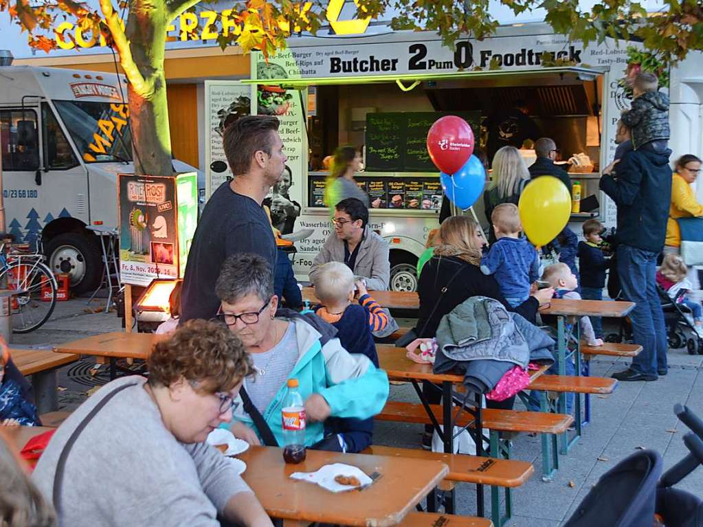 Der Lichtereinkaufsabend begann bereits bei Tageslicht. Deshalb gab es nicht nur Lichter, sondern auch Kunst, Musik und Tanz sowie eine Luftballonaktion.