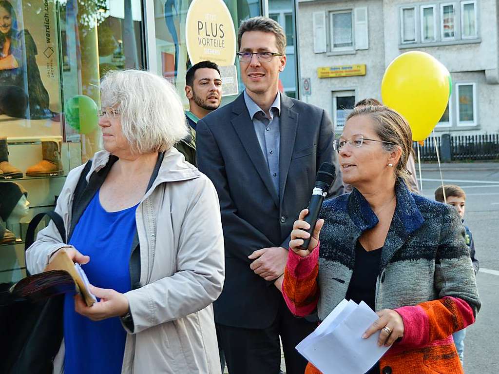 Der Lichtereinkaufsabend beginnt noch bei Tageslicht. Bei der Erffnung (von links): Gabriele Zissel, Elmar Wendland und Brgermeisterin Diana Stcker