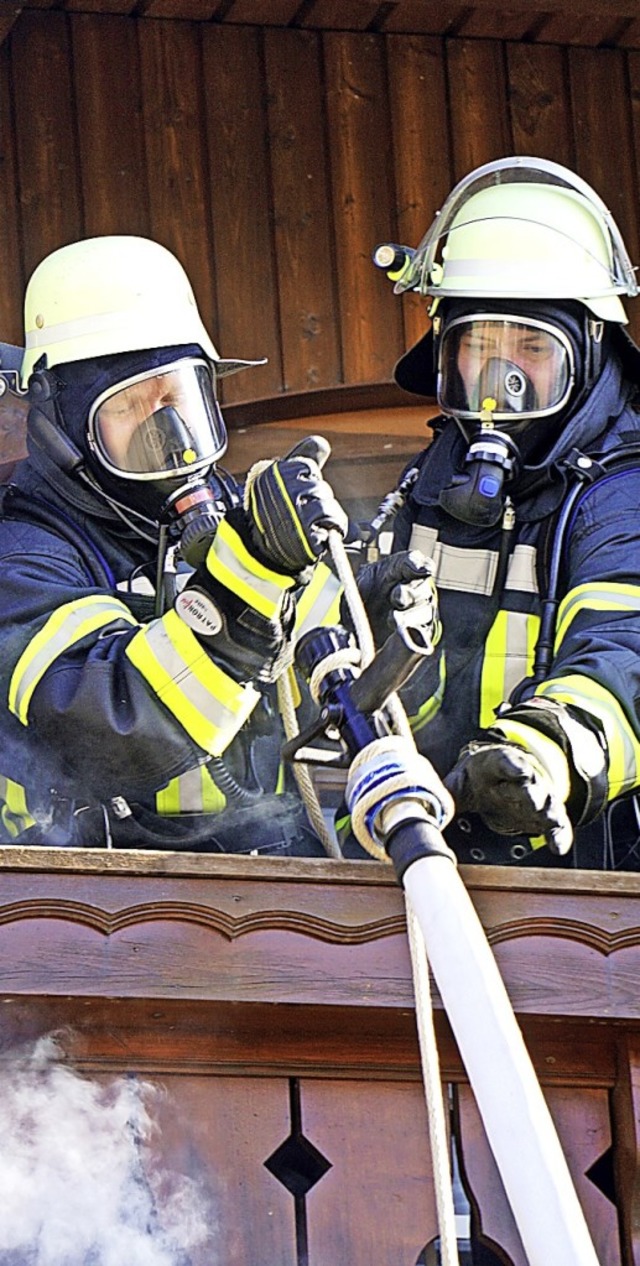 Atemschutzgertetrger bei der Rettung...s des Gasthauses Hirschen zu befreien.  | Foto: Werner Steinhart