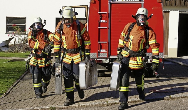 Die Atemschutztrger der Feuerwehrabte...onensuche zu dem verrauchten Gebude.   | Foto: Werner Probst