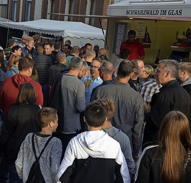 Dichtes Treiben vor den Stnden des Jahrmarkts.   | Foto: Jrg Schimanski