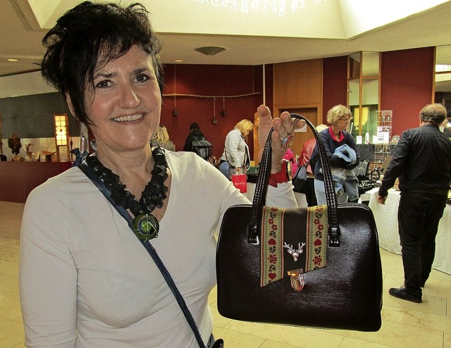 Auch Omas Handtasche wurde von  Ulrike...danach  im Kursaal zum Kauf angeboten.  | Foto: Renate Griesser