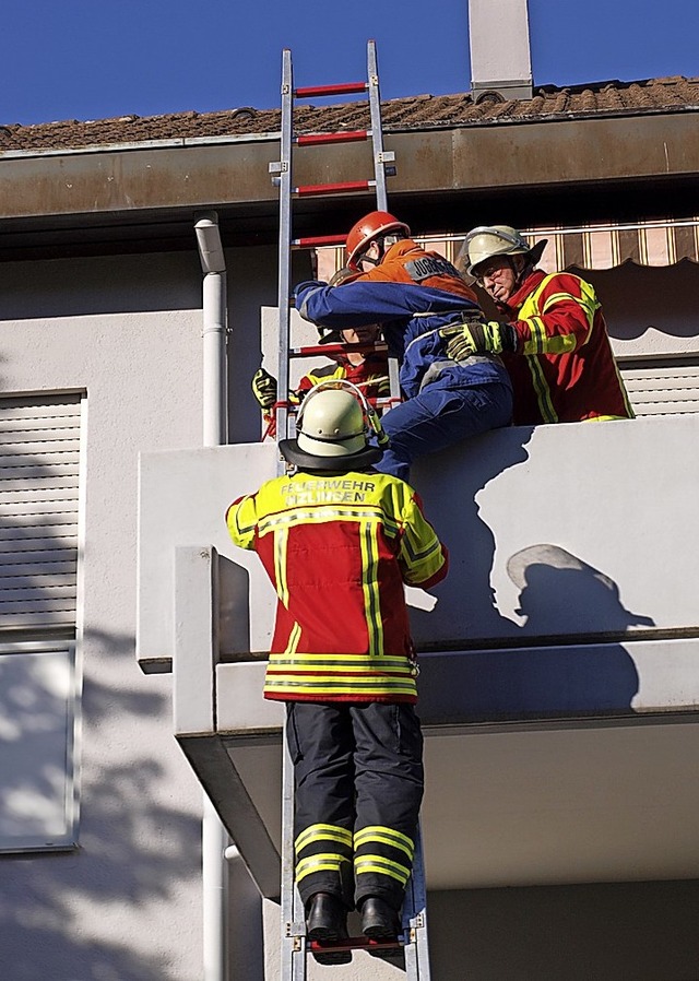 Die Feuerwehr befreit einen Verletzten ber den Balkon im dritten Stockwerk.   | Foto: Paul Schleer