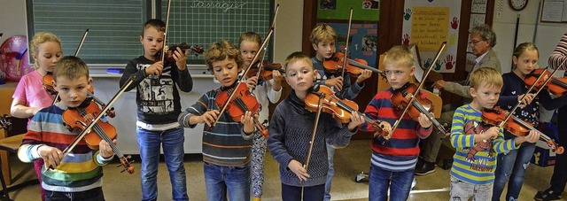 In der Stohrenschule lernen jetzt fast...n und Schler mit Eifer Geige spielen.  | Foto: Gabriele Hennicke