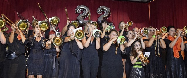 Mit einer musikalischen Erffnung begrten die Geburtstagskinder ihre Gste.  | Foto: Cecile Buchholz