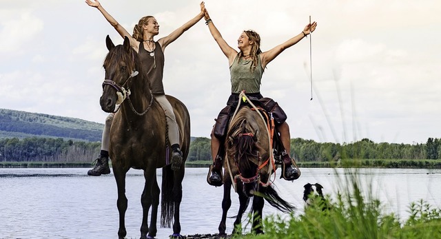 Valeska van den Berg (links) aus Lauch...ihren Pferden Deutschland durchquert.   | Foto: Duygu-D'Souza, Susann