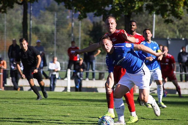 Gewohnt zweikampfstark: FFC-Kapitn Fa...n Neckarsulmer Steven Neupert (vorne).  | Foto: Andreas Klein