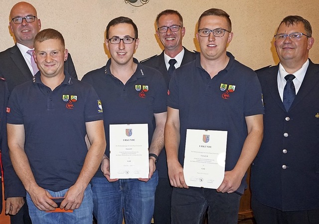 Vier Feuerwehrleute  aus  Simonswald  ...thias Hug und Kommandant Thomas Seng.   | Foto: Helmut Hringer
