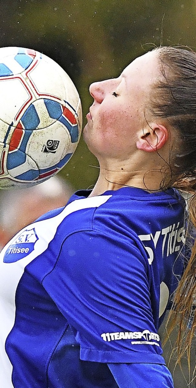 Der Ball als  Spielverderber: Corinna Gfrrer vom SV Titisee  | Foto: Wolfgang Scheu