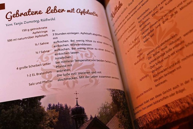 Das Kochbuch der Landfrauen wird gerne gekauft.  | Foto: Cornelia Liebwein