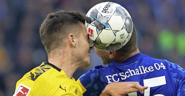 Kopf an Kopf:  Schalkes Spieler Amine ...und versuchen,  an den Ball zu kommen.  | Foto: Bernd Thissen (dpa)