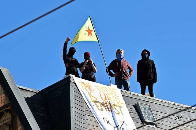 Aktivisten am Samstagnachmittag auf dem Dach des Hauses in der Kronenstrae  | Foto: Rita Eggstein