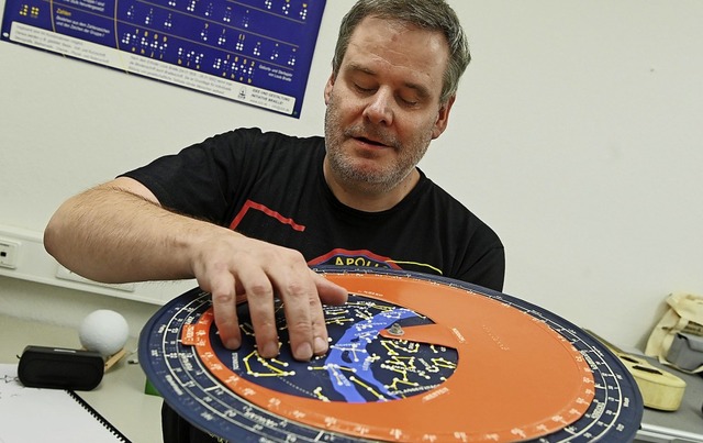 Der blinde Astronom Gerhard Jaworek erfhlt eine ertastbare Sternkarte.  | Foto: Uli Deck (dpa)