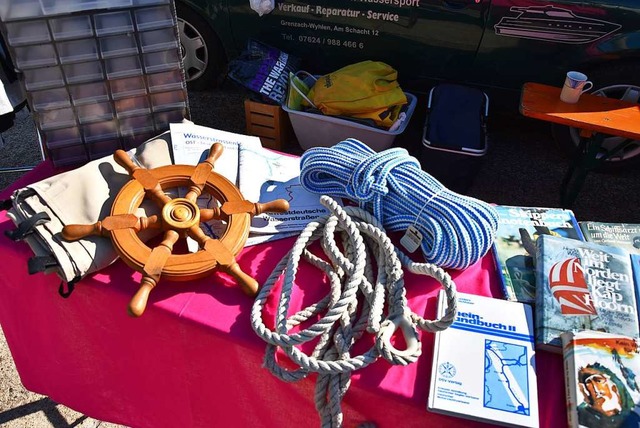 Allerlei, was der Bootssportler brauch... ersten maritimen Flohmarkt in Wyhlen.  | Foto: Heinz und Monika Vollmar