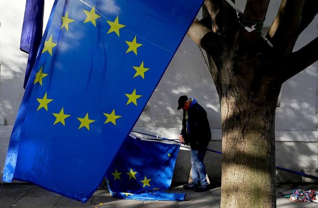 Fahne hoch, Fahne runter: Kommt es Ende Januar tatschlich zum Brexit?  | Foto: Kirsty Wigglesworth (dpa)