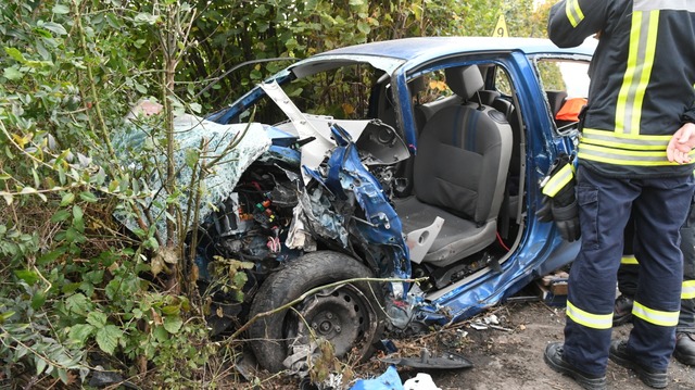 In dem blauen Kleinwagen starb ein 54-Jhriger.  | Foto: Wolfgang Knstle