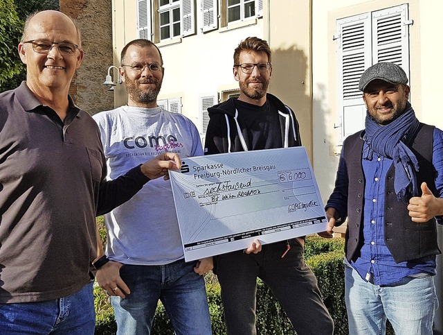 Einen Scheck ber 6000 Euro  fr die B...n an Meinhard Schamotzki (von rechts).  | Foto: Gerhard Walser