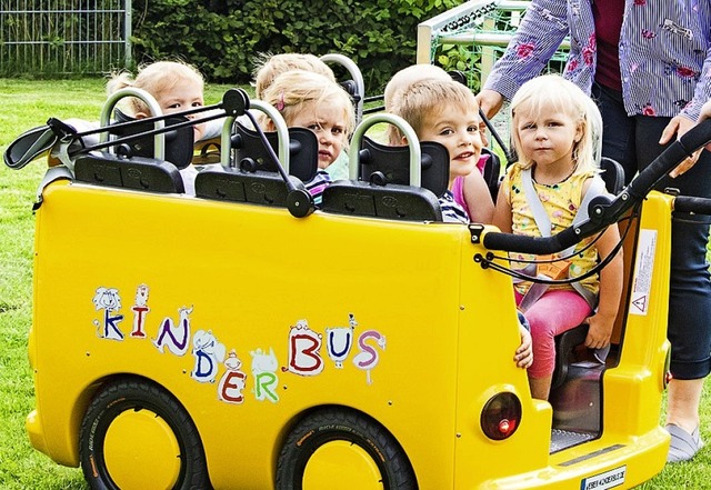 Der angeschaffte Kinderbus fr die Kri...nder erfreut sich groer Beliebtheit.   | Foto: Wilfried Dieckmann