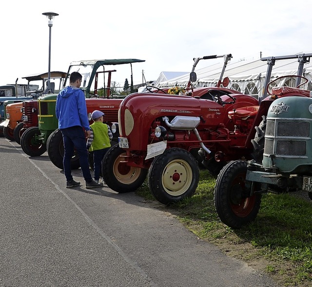 Historische Traktoren wurden beim Herbstfest ausgestellt  | Foto: Roland Vitt