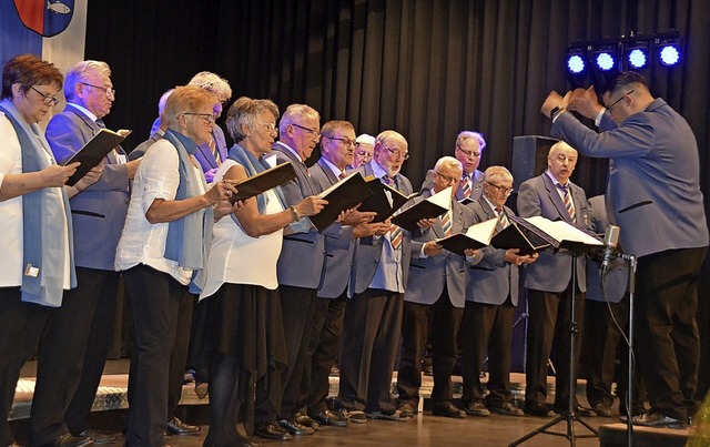 Der MGV Oberhausen lud sich diesmal zahlreiche Gste zum Jahreskonzert ein.   | Foto: Jrg Schimanski