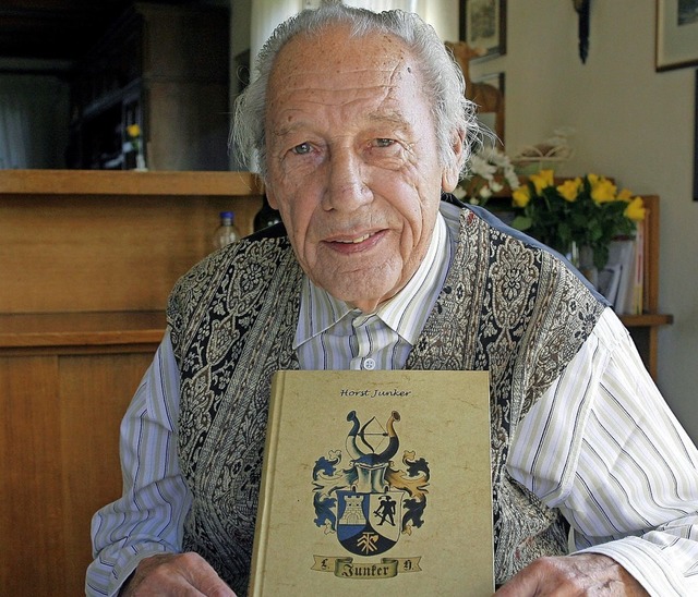 Horst Junker mit seiner Familienchronik   | Foto: Peter Heck