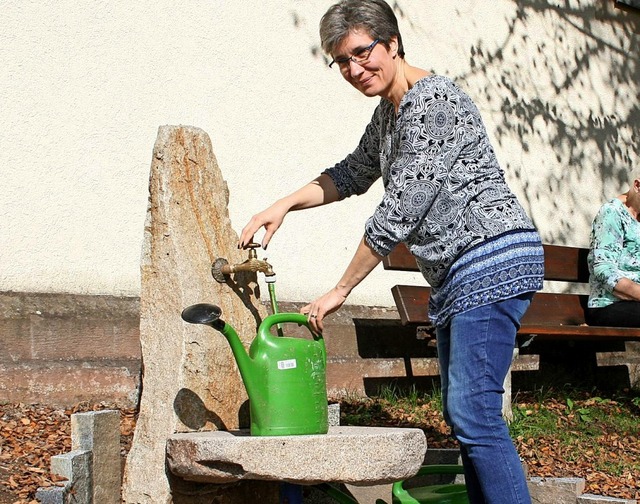 Ortsvorsteherin Daniela Trefzer freut ...en  zweiten Brunnens auf dem Friedhof.  | Foto: Ralph Lacher