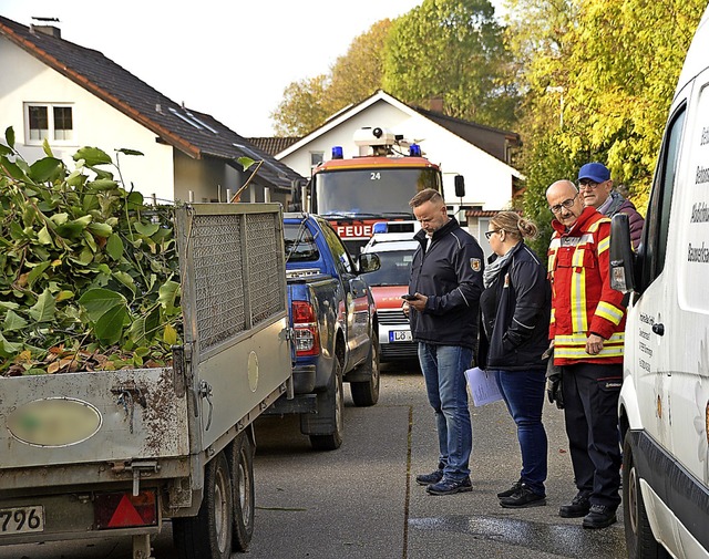 In den Burgreben gibt es kein Durchkom...in spe, schauen sich die Situation an.  | Foto: Horatio Gollin