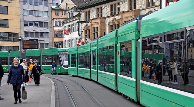 An groen Tram-Stationen gibt es in Ba...mehr zwei Zge hintereinander halten.   | Foto: Daniel Gramespacher