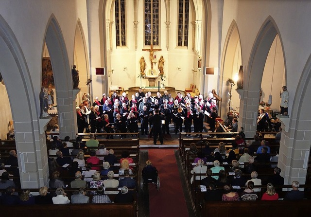 Ein beeindruckender Chor begeisterte die Zuhrer in Eschbachs St. Agnes-Kirche.   | Foto: Helena Hiss