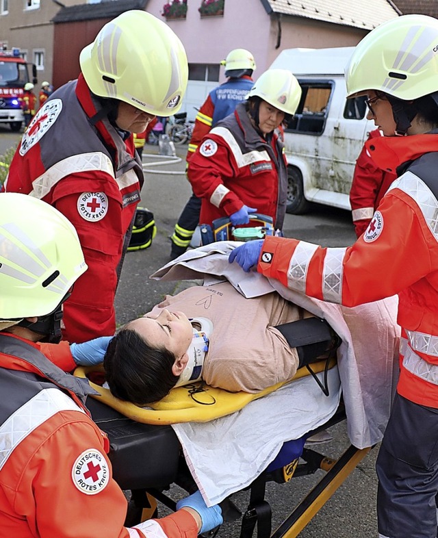 Das Rote Kreuz kmmerte sich um die Ve...aus dem Auto befreit hatte (rechts).    | Foto: Christa Rinklin