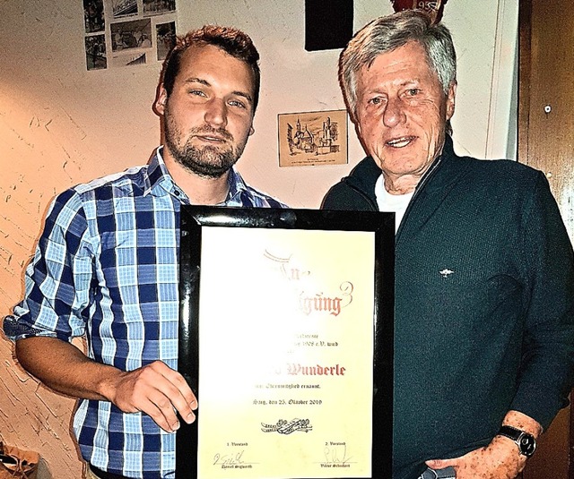 Daniel Sigwarth zeichnete Gerhard Wunderle fr 60 Jahre Treue zum  SV Saig aus.   | Foto: Tina Httich