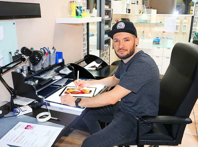 Andrei Muriariu hat vor drei Jahren sein Tattoo-Studio am Blumenplatz erffnet.  | Foto: Werbering Kandern