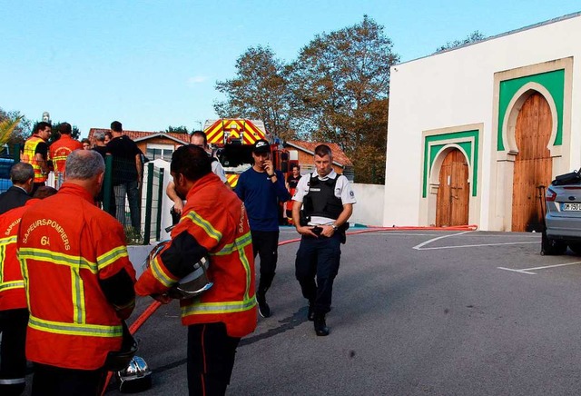 Rettungskrfte vor der Moschee von Bayonne  | Foto: Str (dpa)