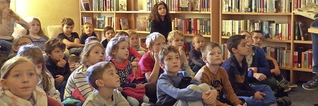 Die Grundschulkinder genossen den Tag in der Bcherei mit Bilderbuchkino.   | Foto: suedkurier