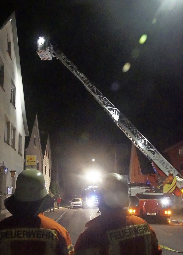 Aus Kenzingen kam die groe Drehleiter zum Einsatz.   | Foto: Ilona Huege