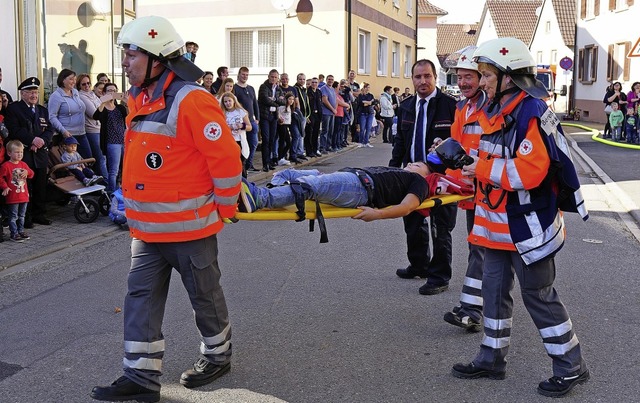 Vor vielen Zuschauern trainierte die W...uerwehr ein anspruchsvolles Szenario.   | Foto: Jrgen Schweizer