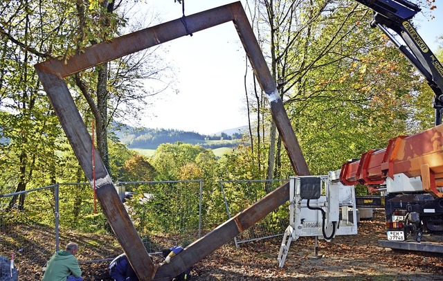 Mit starkem Gert errichteten Fachleut...222;Ausblick in die Landschaft&#8220;.  | Foto: Gerhard Lck