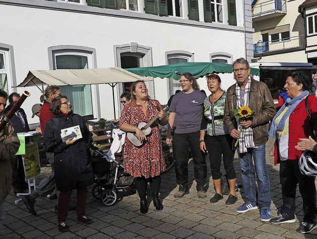 Gemeinsam Singen kostet nichts: Sponta...n Armut auf dem Mllheimer Marktplatz.  | Foto: Beatrice Ehrlich