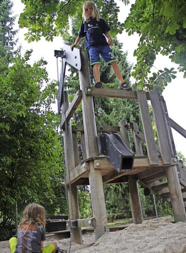 Nett ist es allemal auf dem Spielplatz...was mehr spannende Spielgerte geben.   | Foto: Anja Bertsch