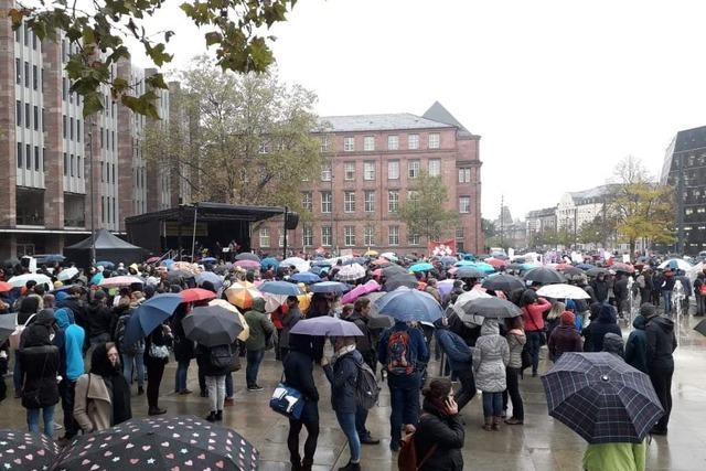 Rund 1500 Menschen demonstrieren in Freiburg fr mehr Geld fr Uni und Hochschulen