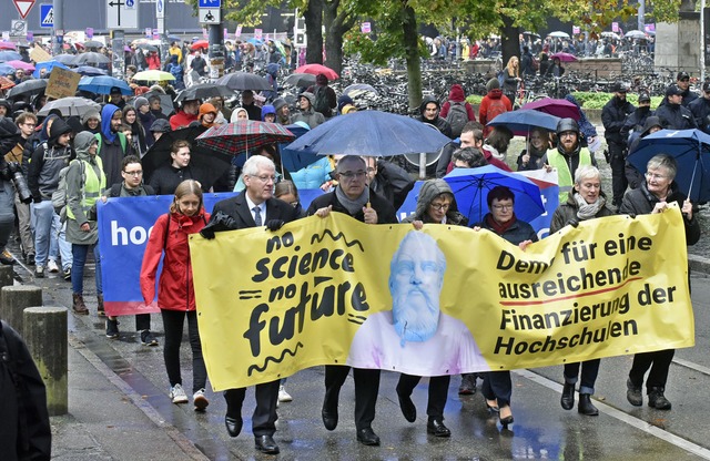 Demonstranten ziehen durch die Freibur...hschulfinanzierung deutlich zu machen.  | Foto: Michael Bamberger