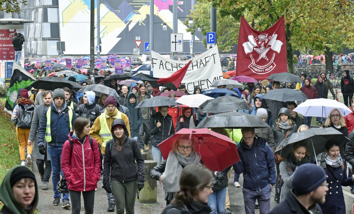 Demonstranten ziehen durch die Freibur...hschulfinanzierung deutlich zu machen.  | Foto: Michael Bamberger